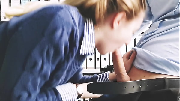 Ich blase seinen schwanz bis er mir in den Mund spritzt und dann fickt er meinen Arsch doggy