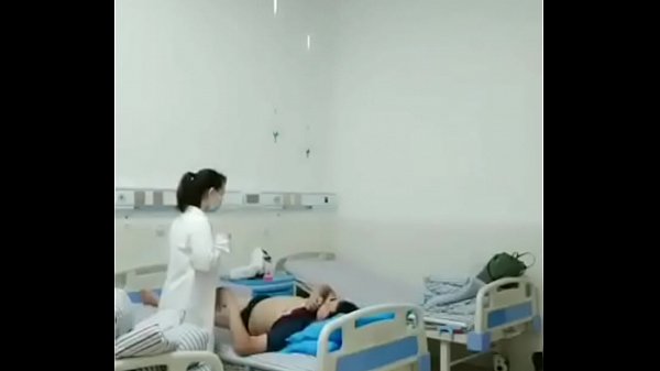 Nữ y tá giúp bệnh nhân