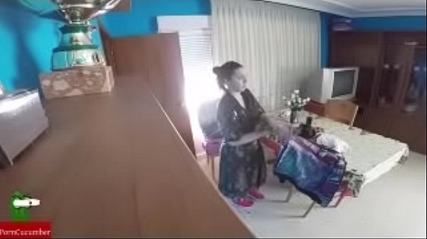 una mujer viuda se hace la enferma para que el doctor venga a casa y poder comerse su polla